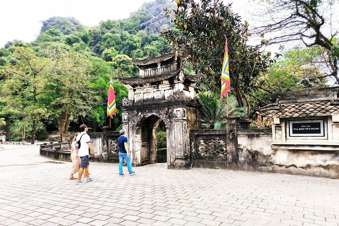 2 Day Private Tour in Ninh Binh with Mini Resort or 4 Star Hotel - Mua Cave and the climb to Ngoa Long Mountain