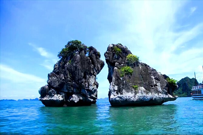 2 Days 1 Night Overnight on Cruise in Halong Bay - Lunch with the limestone islands outside