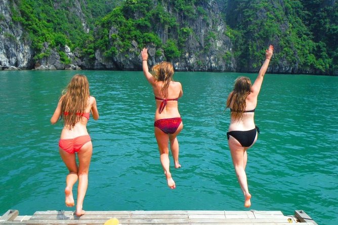 2 Weeks Vietnam and Cambodia - Super Saving - Amazing Experience - Crossing into Cambodia by coach