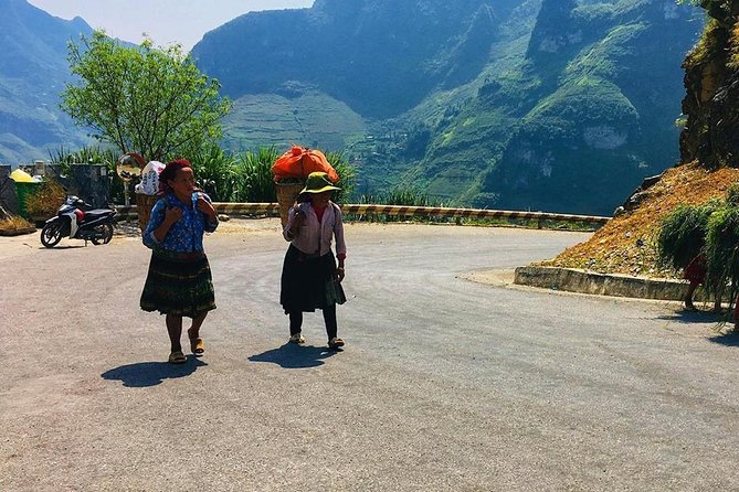 3D2N PRIVATE CAR TOUR + ENGLISH SPEAKING DRIVER (Private rooms) - Day 1: Ha Giang to Dong Van through Tam Son