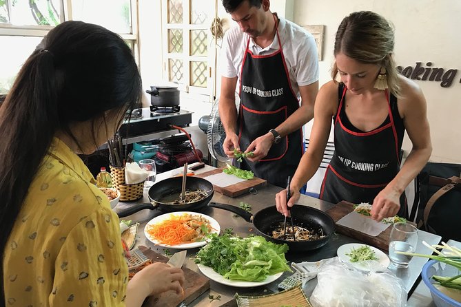 5 Traditional Dishes Hanoi Cooking Class with Market Trip - How the Small Group Changes the Experience