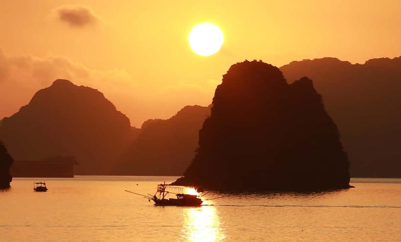 Bai Tu Long Bay 2 Days 1 Night With Renea Cruise - Lunch while cruising toward Bai Tu Long Bay