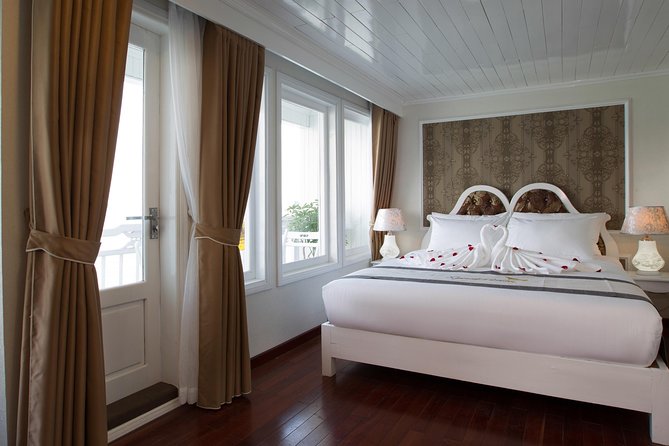Bai Tu Long bay Luxury Cruise 2D/1N: Less touristy places, Kayaking, full meals - What the $210 price really covers