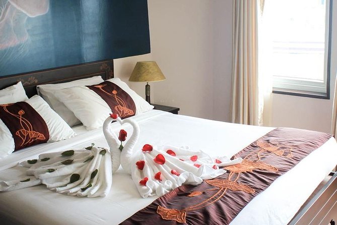 Bai Tu Long bay Luxury Cruise 2D/1N: Less touristy places, Kayaking, full meals - What the 30-person group size means
