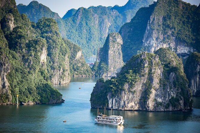 BEST UNIQUE 3-Day Halong Bay Cruise, Lan Ha & Cat Ba Island - Day 2: Sunrise, paddling, and the route toward Cat Ba