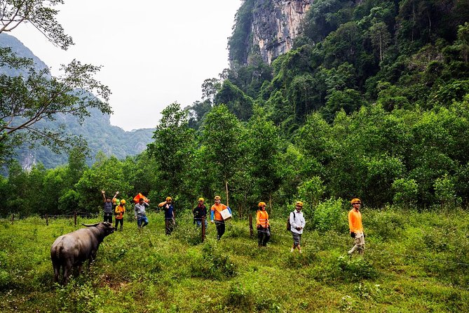 Cha Loi Cave 1 day like Tazan in the Jungle - The 8 a.m. pickup and the road toward Long Dai Ferry