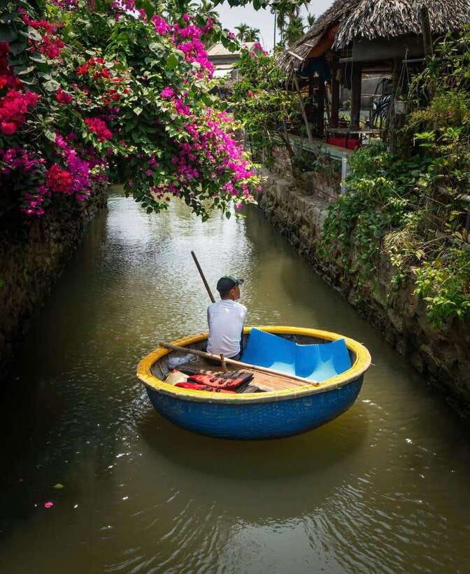 Coconut Boat Hoi An - Watching the basket boat performance