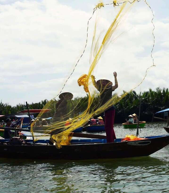 Coconut Boat Hoi An - Casting nets and catching river crabs