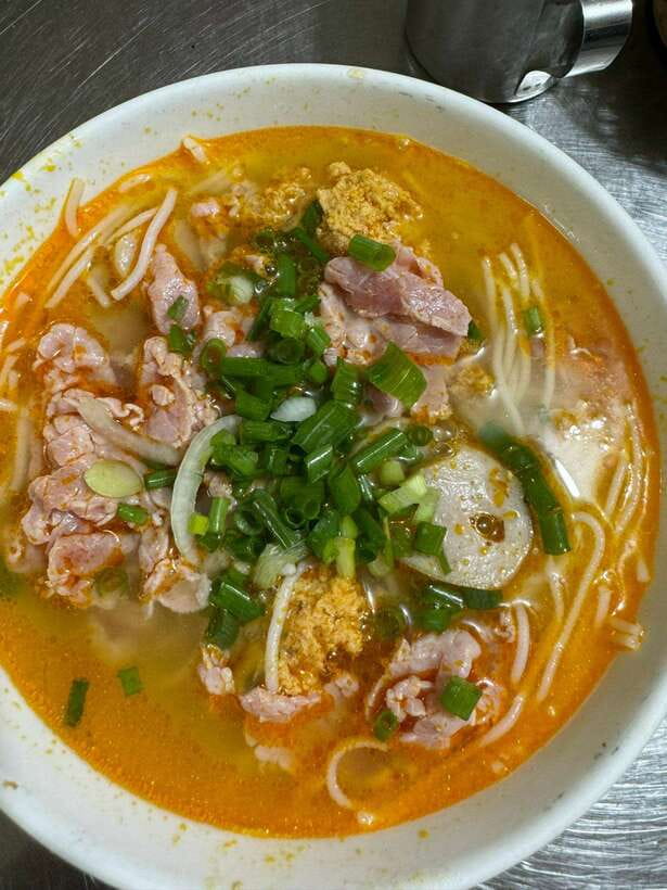 Da Nang City Street Food Private Tour With Local Students - What you may eat, from sandwiches to seafood