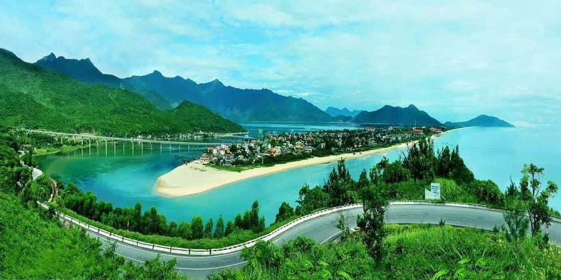 Da Nang: Hue Imperial Day Trip, Hai Van Pass Train, & Lunch - Entering Hue’s Imperial City