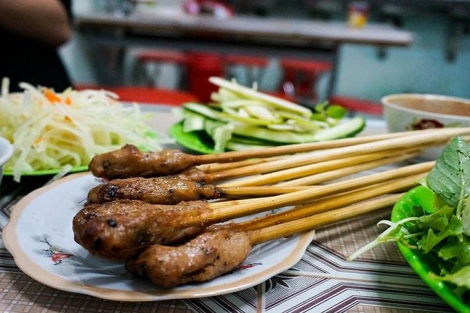DaNang Night Foodie Tour-Sighseeing with Aodai Lady Rider Private - Local cakes in banana leaves