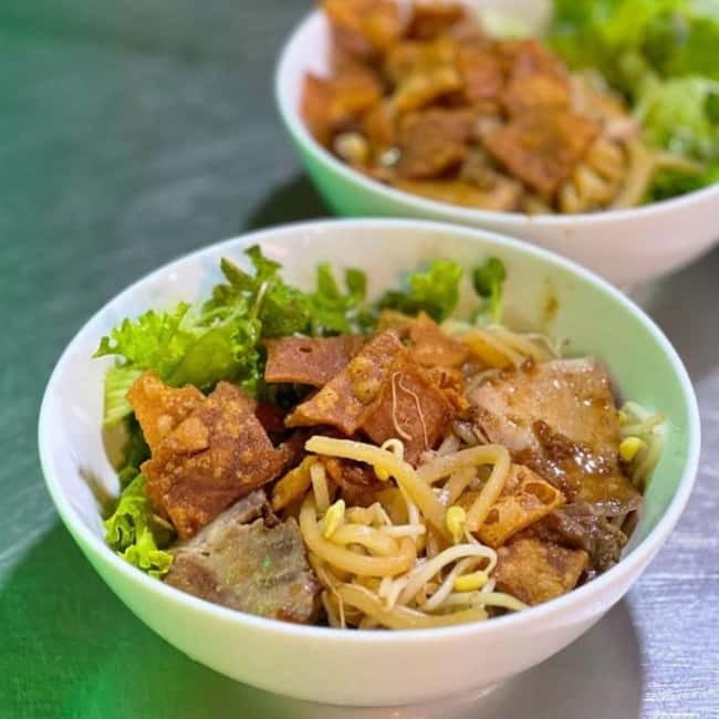 Eat Like a Local – Hoi An Evening Food Tour - The first tastings: small stalls and local habits