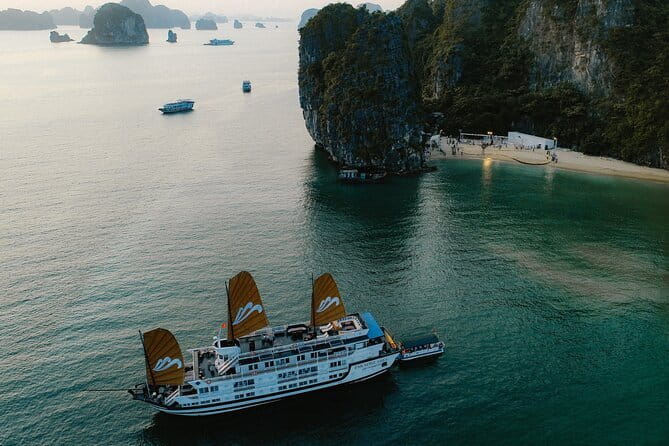 Emeraude Cruise 2 days 1 night Ha Long Bay Tour - Brunch, checkout, and the return through the islands