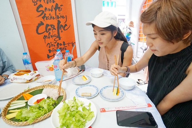 Evening Walking Food Tour, folk game and lantern boat - A four-hour introduction to Hoi An after dark
