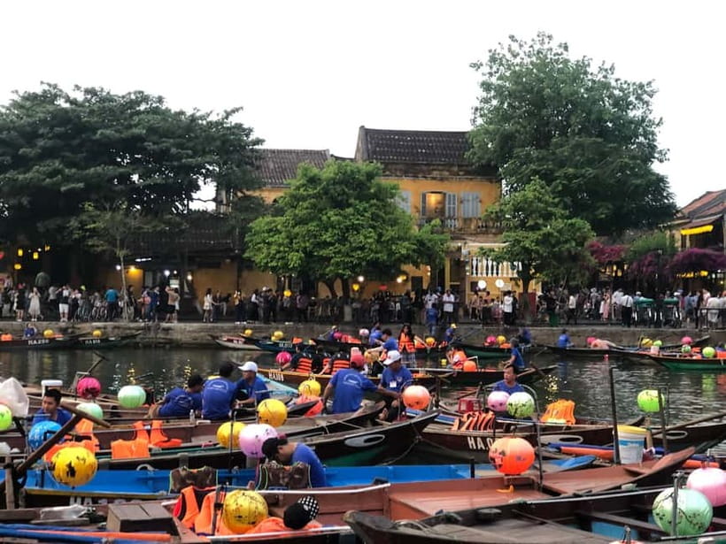 From Da Nang: Hoi An Old Town Tour, Night Market & Boat Ride - Local dinner before the lantern-lit evening