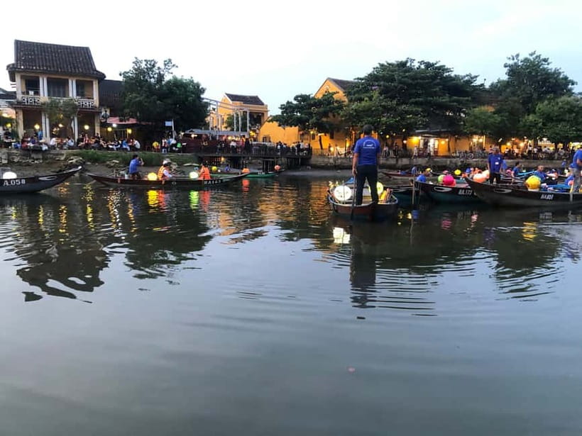 From Da Nang: Hoi An Old Town Tour, Night Market & Boat Ride - Flower lanterns on the Hoai River