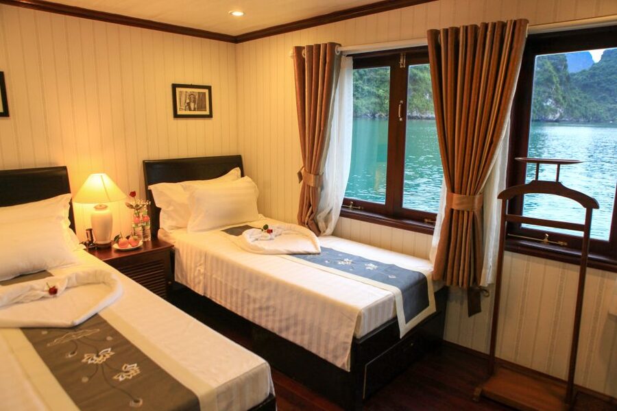 From Hanoi: 2-Day & 1 Night Halong Bay Tour - Food, service, and the guide
