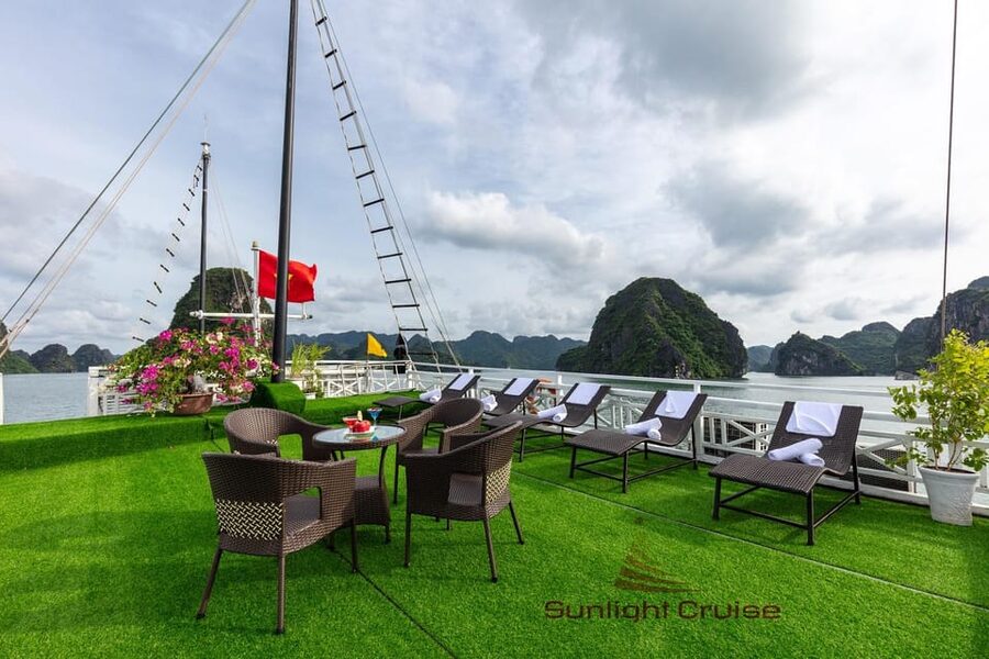 From Hanoi: 2-Day Ha Long Bay Boat Tour - Sung Sot Cave and the crowded side of Ha Long Bay