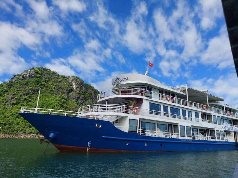 From Hanoi: 2-Day Halong Sapphire Cruise with Balcony Cabin - Lunch while the boat enters Halong Bay