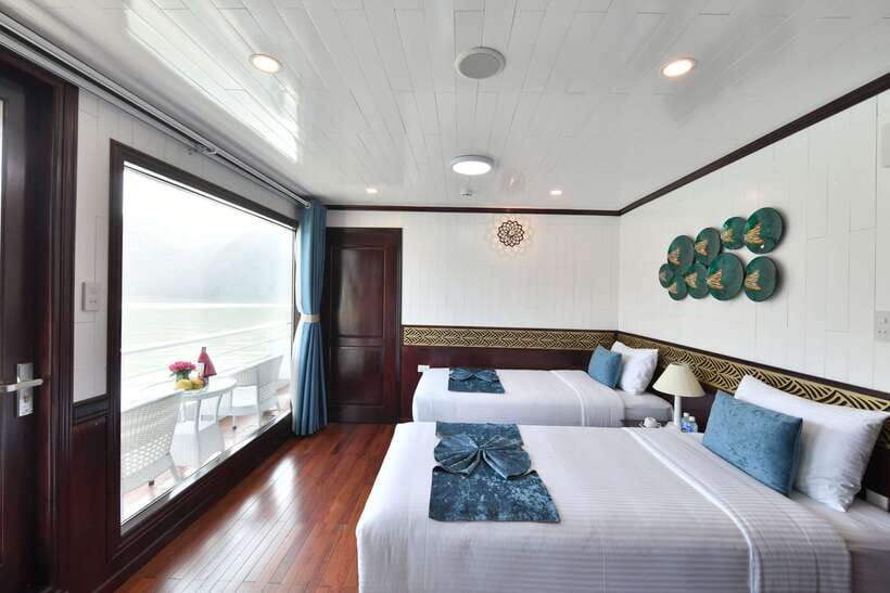 From Hanoi: 2-Day Halong Sapphire Cruise with Balcony Cabin - Swimming from the middle of the bay