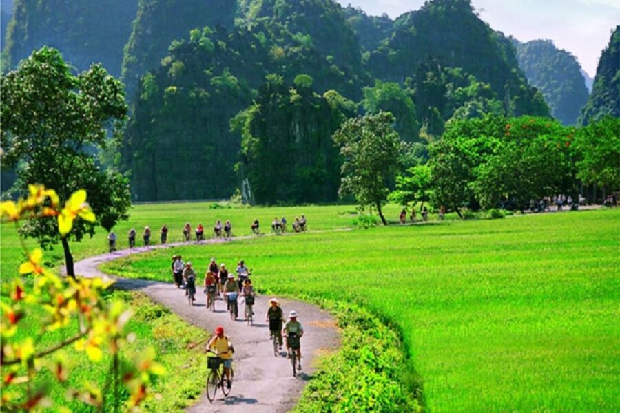 From Hanoi: 2-Day Ninh Binh Tour with Ha Long Bay Cruise - Mua Cave means climbing for the view