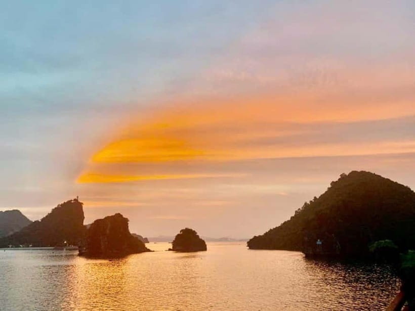 From Hanoi : 4-day Ninh Binh-Halong Bay Cruise with Balcony - Day 4: Sung Sot Cave and the return to Hanoi