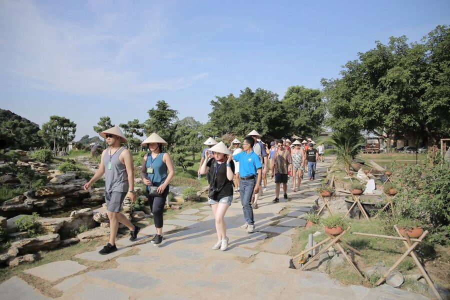 From Hanoi: Bai Dinh, Trang An, and Mua Cave Full-Day Tour - Vietnamese lunch and a short reset