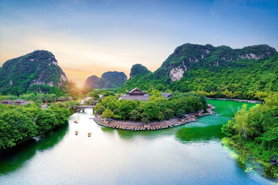 From Hanoi: Ninh Binh, Hoa Lu, Tam Coc, & Mua Cave Day-Trip - The guides make a real difference