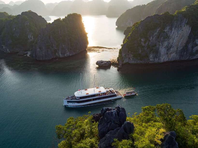 From Hanoi or Halong: Halong Bay Day Cruise - The guide and level of service