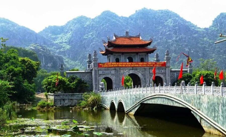 From Hanoi: Tam Coc Boat Trip and Hoa Lu & Mua Cave Tour - Tam Coc by bamboo boat