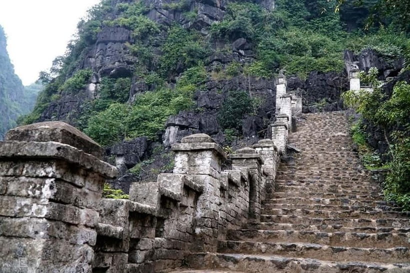 From Hanoi: Tam Coc Boat Trip and Hoa Lu & Mua Cave Tour - Guides, groups, and the pace of the day