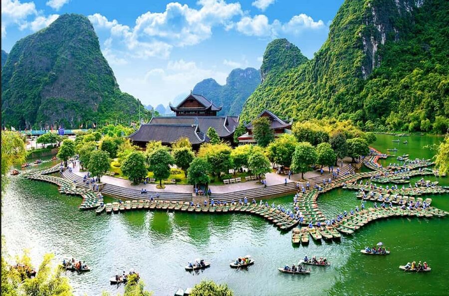 From Hanoi: Trang An eco-tourism - Hoa Lu ancient & Mua Cave - Guides, buses, and how the day feels