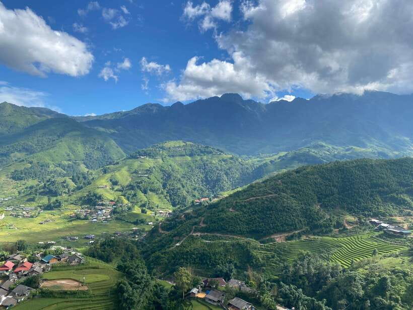 From Hanoi: Trek and Stay: 3-Day Sapa Highlands Adventure - Food, rooms, and group style