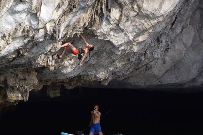 Full day deep water soloing - Kayaking in Cat Ba - Ha Long Bay. - Hòn Tay Kéo gives you a sensible start