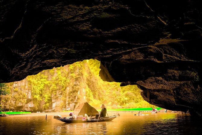 Full-Day Tour Hoa Lu, Tam Coc Boat Trip and Mua Cave - The climb to Mua Cave