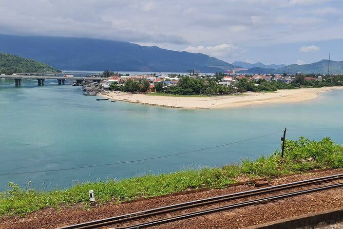 Guided Private Hue City Tour from Da Nang or Hoi An - A dragon boat to Thien Mu Pagoda