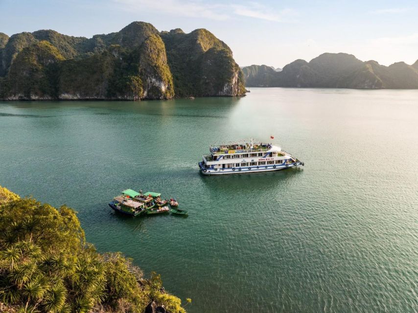 Ha Long: Afternoon Cruise with Lunch, Kayaking, and Swimming - Food, service, and guide quality