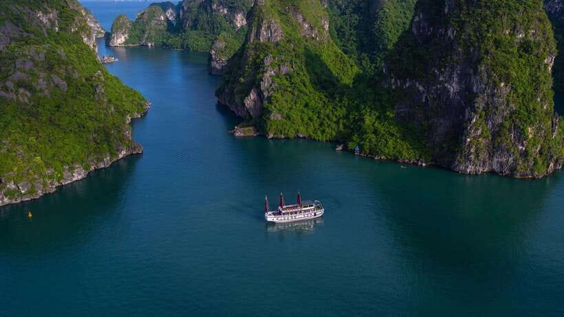 Ha Long Bay - Bai Tu Long Bay Luxury Boat Tour & Transfer - The guide can shape the whole day