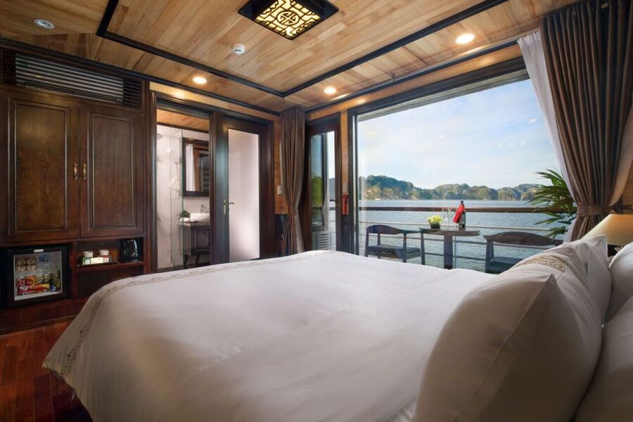 Ha Long & Lan Ha Bays: 2-Day Cruise with Meals & Kayaking - Kayaking and swimming at Tra Bau