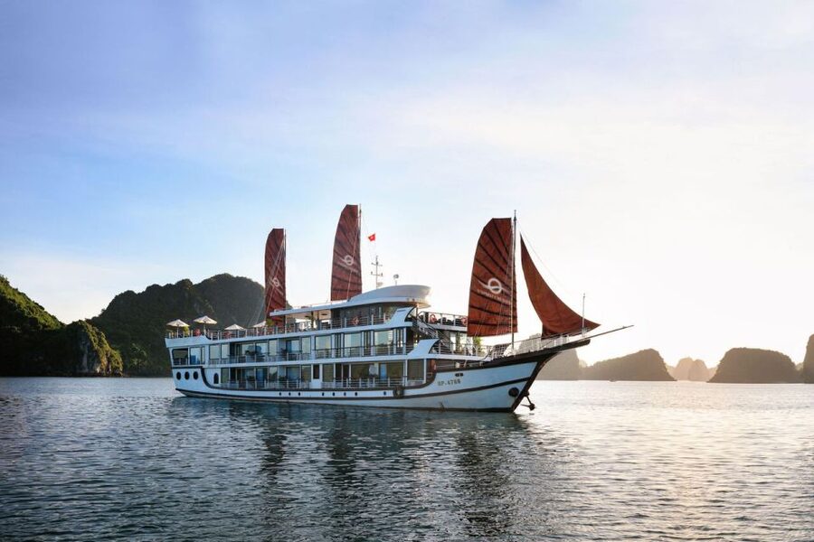 Ha Long & Lan Ha Bays: 2-Day Cruise with Meals & Kayaking - Lunch with Ha Long Bay outside the window