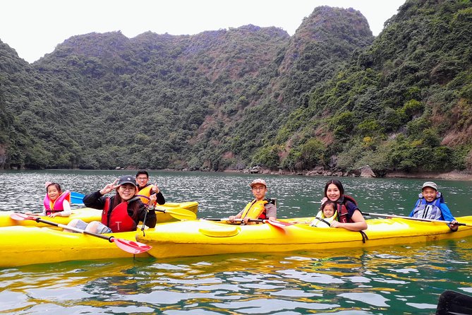 Ha Noi - Cat ba island - Lan Ha Bay - Kayaking 1 Day - Arriving on Cat Ba and boarding the boat