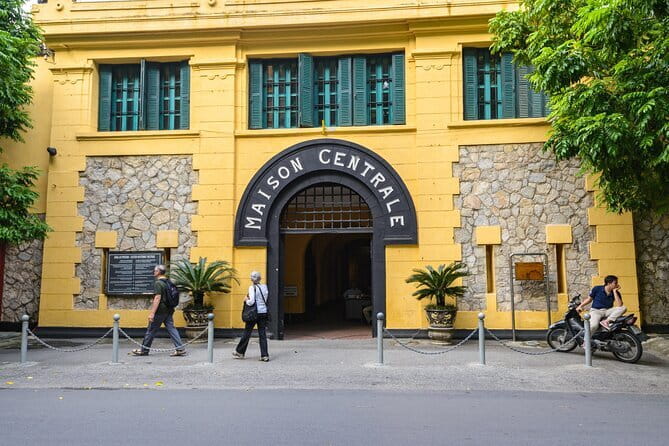 Ha Noi City Day Tour - Lunch gives you a taste of Hanoi, with limits