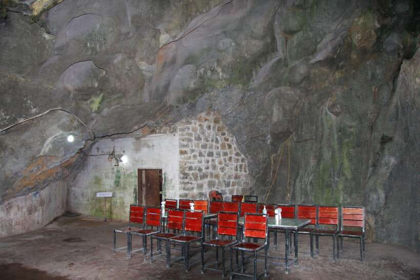 Half Day Hiking to Cat Ba National Park with a Guide - Chua Linh Quang and the Buddhist finish