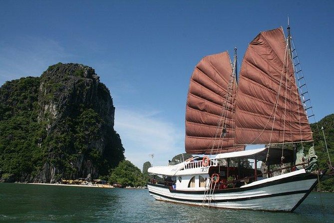 Halong Bay day tour 4 hours Cruise from Hanoi city - Lunch and the first views from the cruise