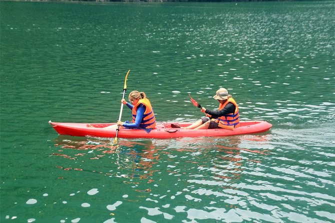 Halong bay Deluxe Cruise 2D/1N: Kayaking, swimming, Titop island & surprise cave - Kayaking around the bay