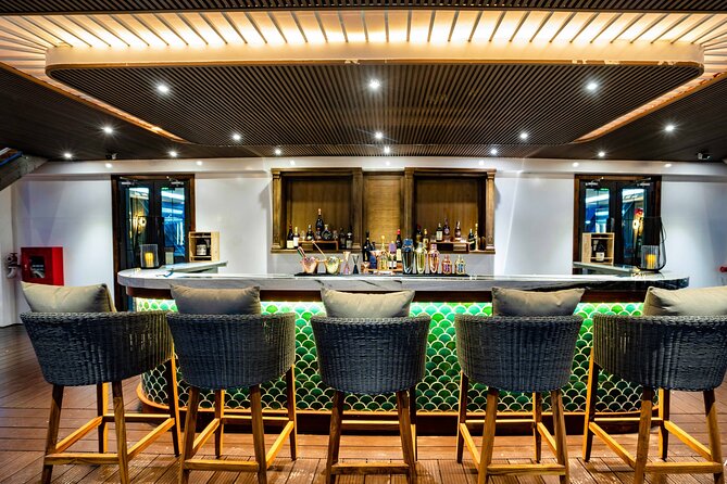 Halong Bay Luxury Dinner Cruise - Ambassador - The first hour: Asian and European dinner from 18:00