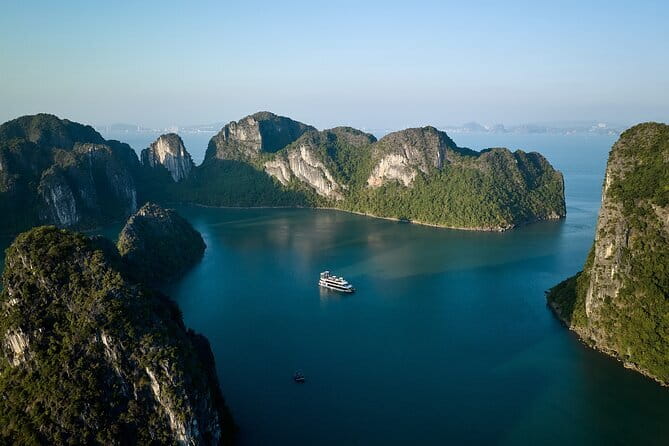 HALONG BAY LUXURY IRIS CRUISE DAY TRIP-BEST SELLER: Kayak, Music - Lunch comes before the sightseeing stops
