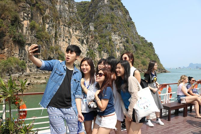 Halong Day Tour: Islands, Cave, Kayak. Lunch. Transfers - Kayaking or a bamboo boat at Ba Hang