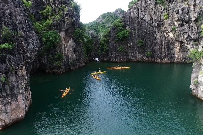 Halong Luxury Cruise Full Day Tour from Hanoi: All Inclusive - Lunch, tea, and life aboard the boat