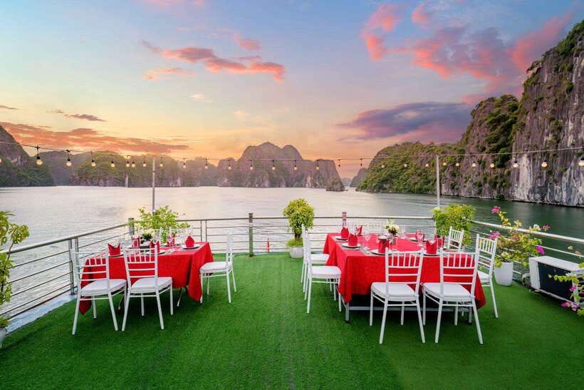 Hanoi: 2-Day Ha Long and Lan Ha Bay Cruise with Kayaking - Lunch with the Limestone Islands Passing By